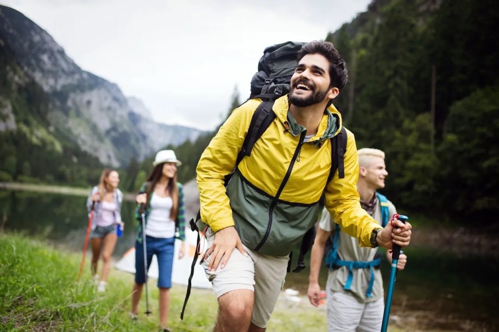 People like travelling. Счастливые люди с рюкзаками. Люди поход улыбаются. Люди идут в поход улыбаются. Радостные лица людей в походе.